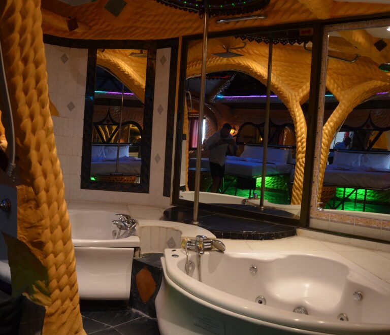 Connection Rooms with Jacuzzis: The Ultimate Romantic Getaway for You and Your Group